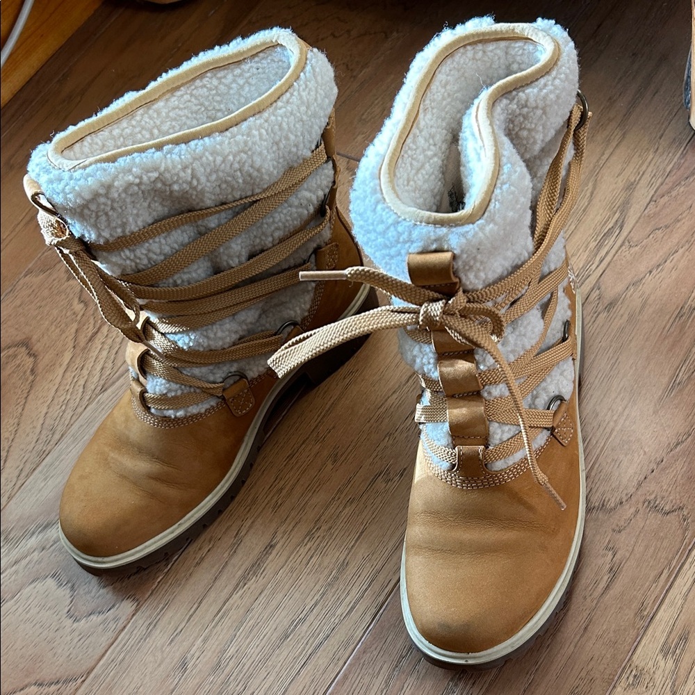 Timberland wheat women's Tan Winter Boots. Size 7